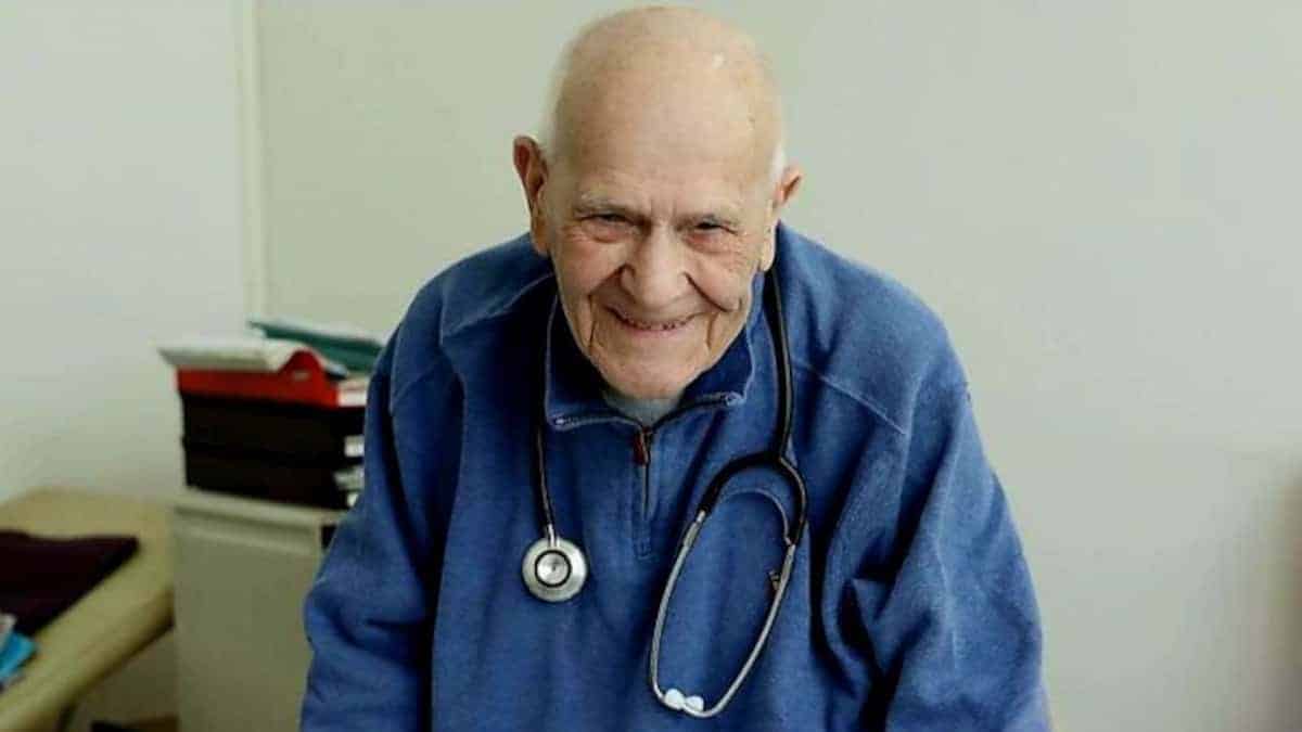 Il medico persiste nel praticare il suo lavoro nonostante i suoi 102 anni: “Non desidero lasciare i miei pazienti”.