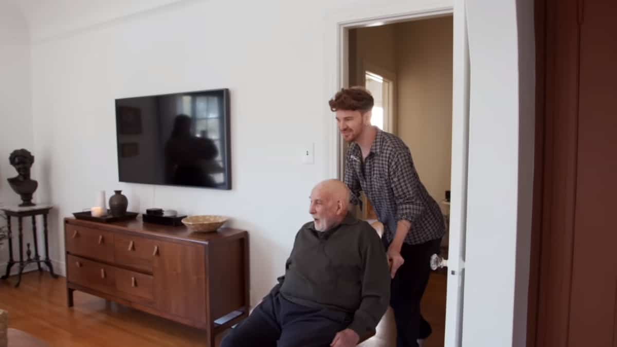 L’anziano padrone di casa “non riesce a contenere la gioia” quando vede i bellissimi lavori di ristrutturazione che l’inquilino ha fatto a casa