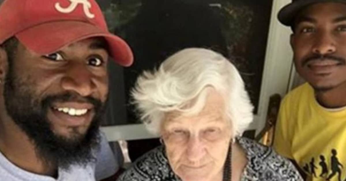 Nonna 93enne cerca di tagliare il prato da sola, ma sono intervenuti questi due. Al mondo esistono ancora persone gentili pronte ad aiutare!
