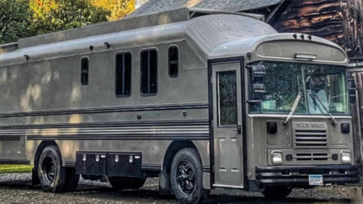 Un uomo di 28 anni acquista un vecchio scuolabus e lo trasforma in una bellissima casa su ruote