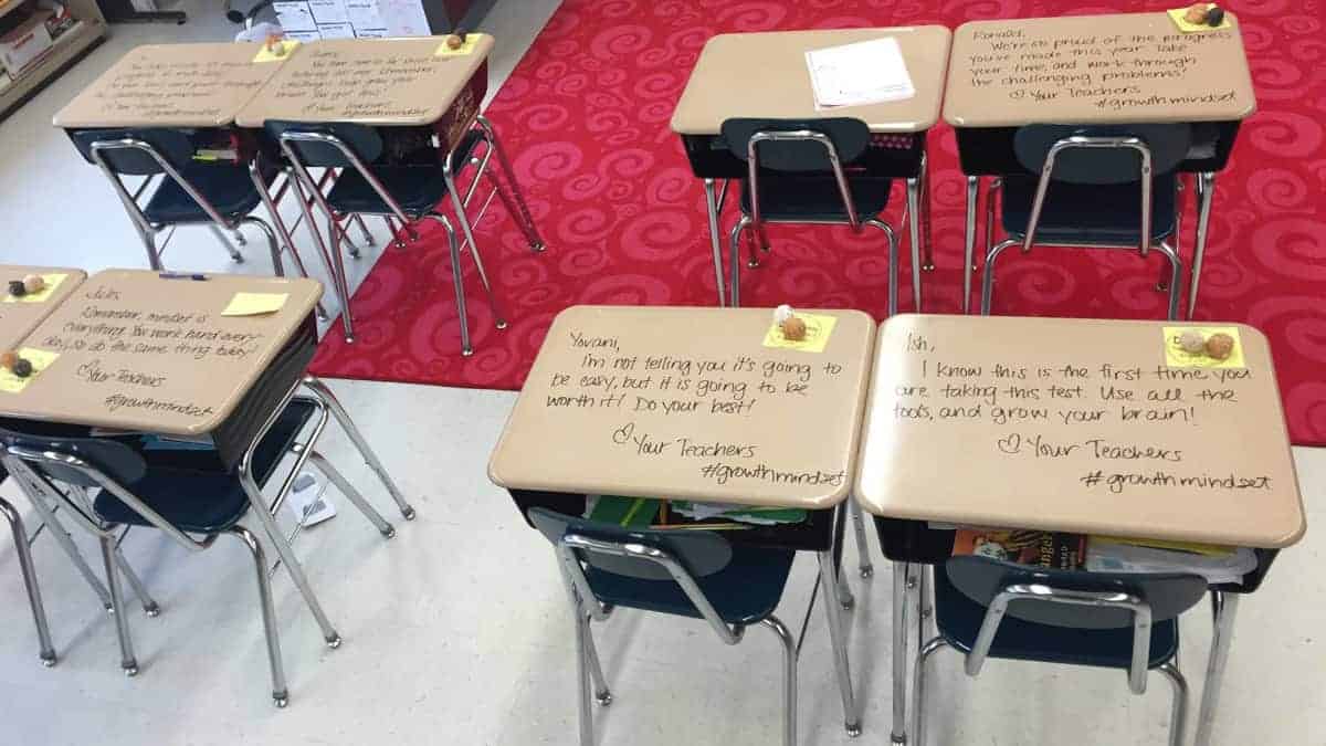 Sorpresa in classe: maestra scrive messaggi sui banchi degli alunni, prima dell’esame, per incoraggiarli