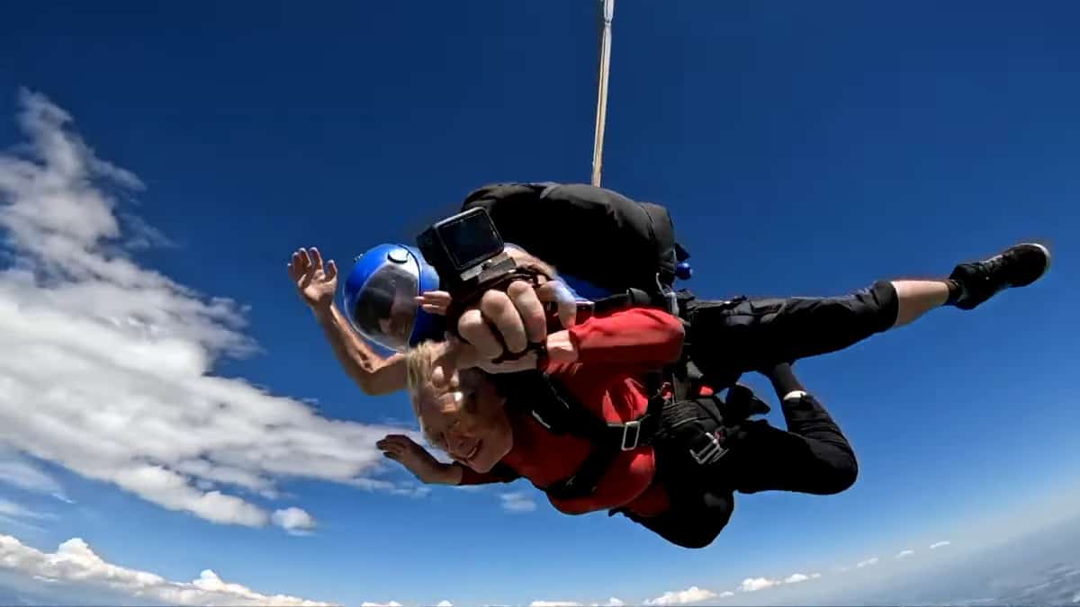 Una donna di 84 anni si è lanciata col paracadute quasi 600 volte e vuole raggiungere quota 1.000
