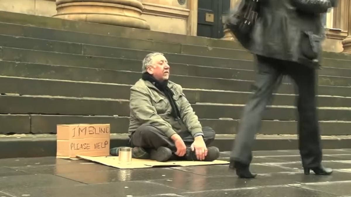 Le persone ignoravano l’uomo cieco, finché una donna non ha deciso di cambiare il suo cartello