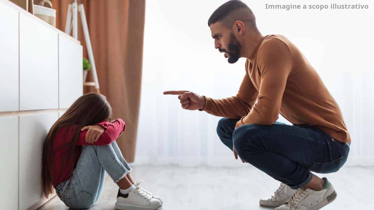 Il padre scopre di non essere il genitore biologico della figlia di 6 anni e la ripudia, ma suo fratello la accoglie