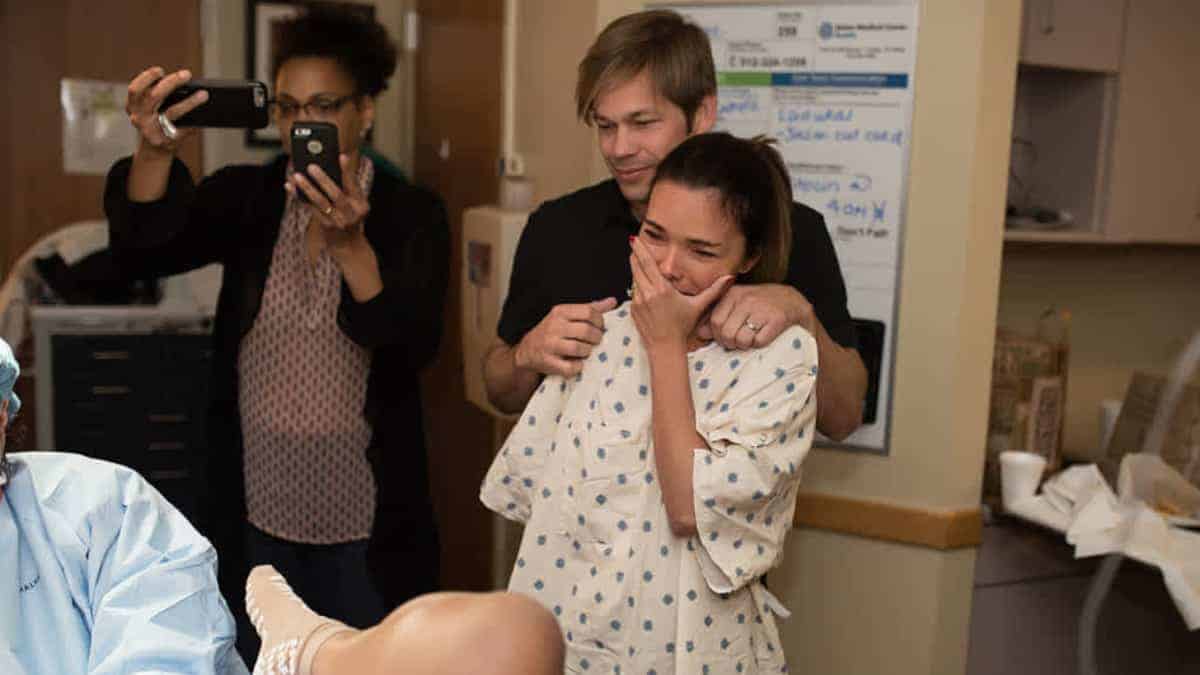 Incredula di tanta gioia: il sentimento di una madre alla prima vista di suo figlio.