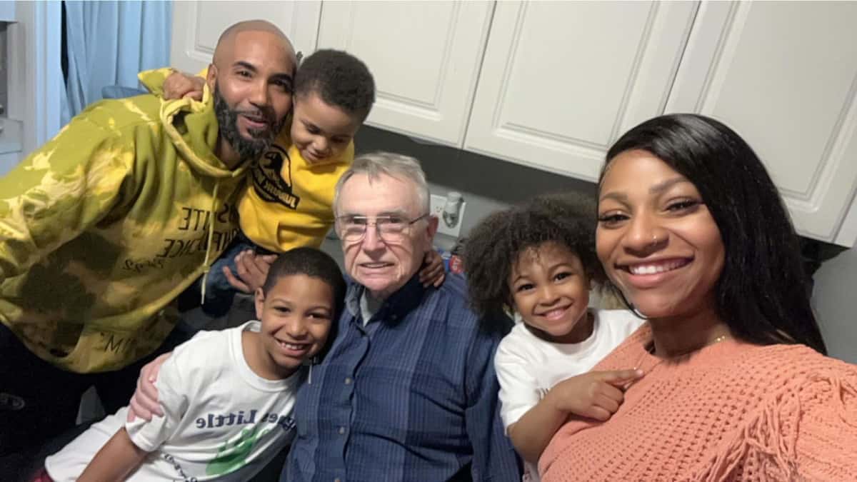 La famiglia incontra il dolce e solitario vicino vedovo e lo adotta come “nonno onorario”