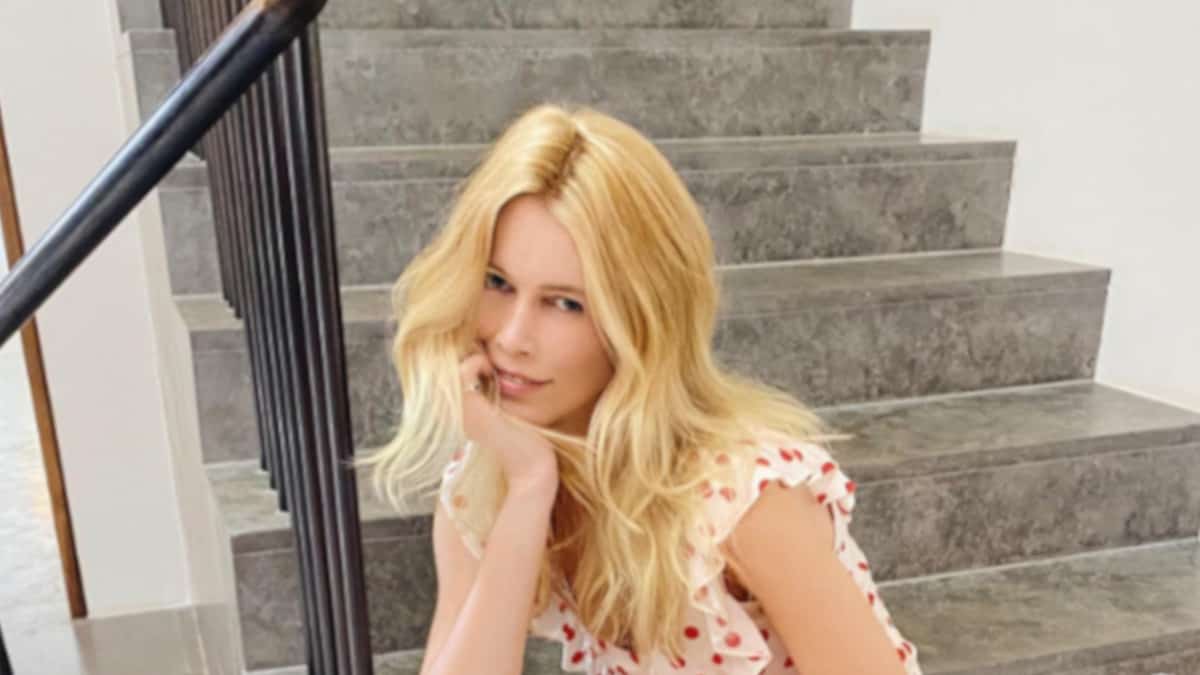 “Mamma mia, che gambe!”: a 51 anni, la modella Claudia Schiffer mostra una forma invidiabile.