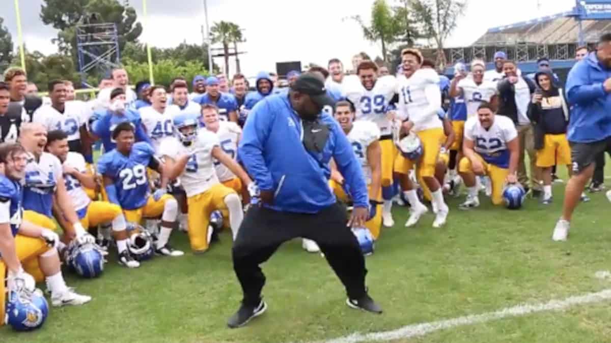 L’allenatore di football sorprende tutti con passi di danza leggendari: era il ballerino di riserva di MC Hammer.