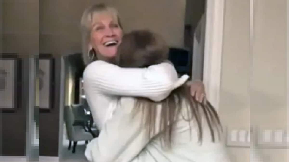 La mamma è estasiata: tutti e tre i suoi figli adulti la sorprendono per il suo compleanno in pochi minuti.