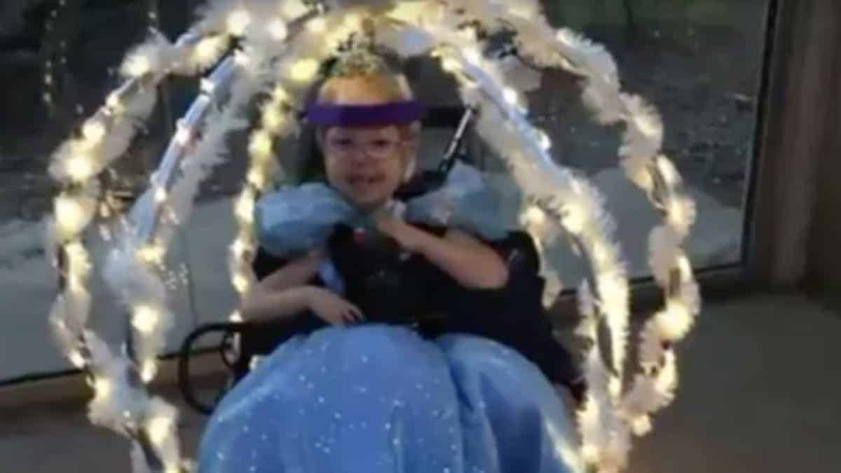 Una madre reinventa la sedia a rotelle della figlia in qualcosa di speciale: un gesto toccante.