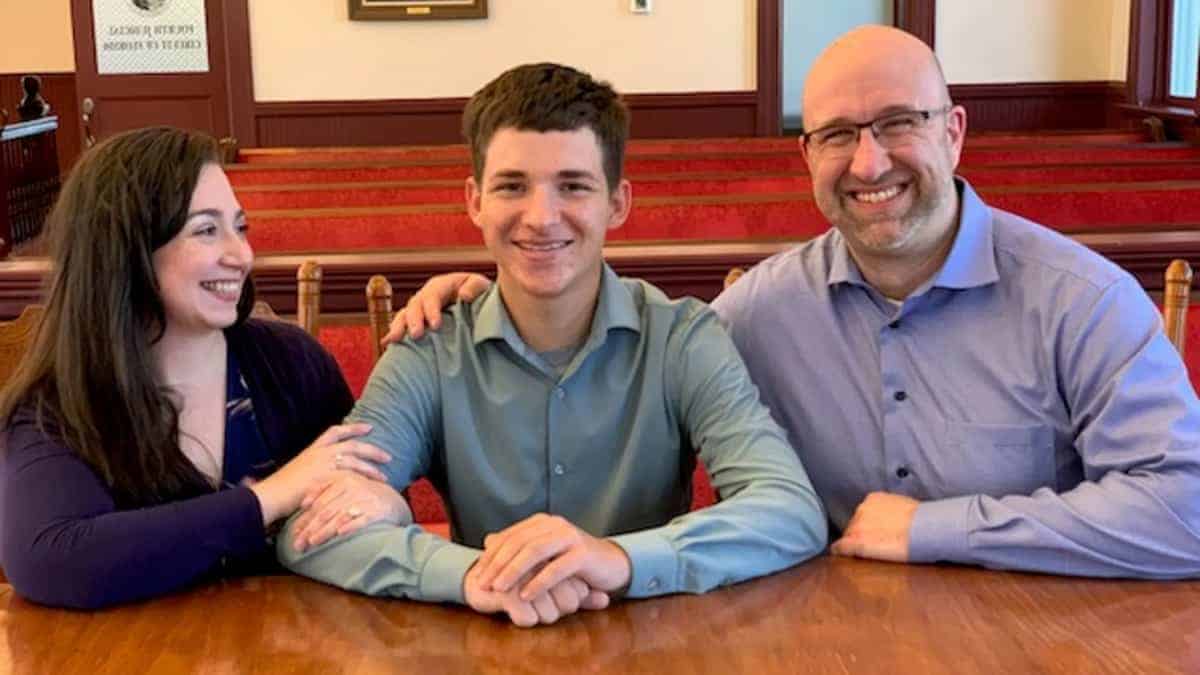 Miracolo nell’adozione: un ragazzo alla vigilia del suo 18° compleanno trova una famiglia amorevole