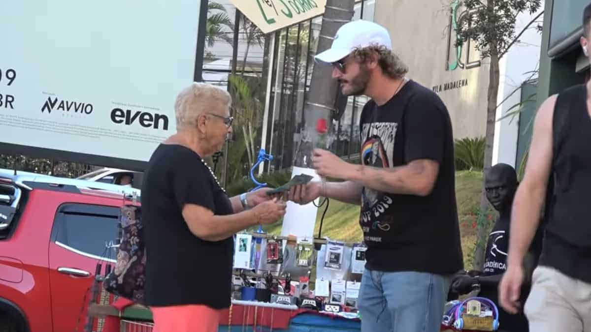 Signora anziana venditrice di fiori per strada: giovane si avvicina e acquista una singola rosa per quasi 200 dollari