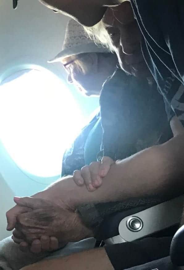 anziana di 96 anni preoccupata durante il volo aereo