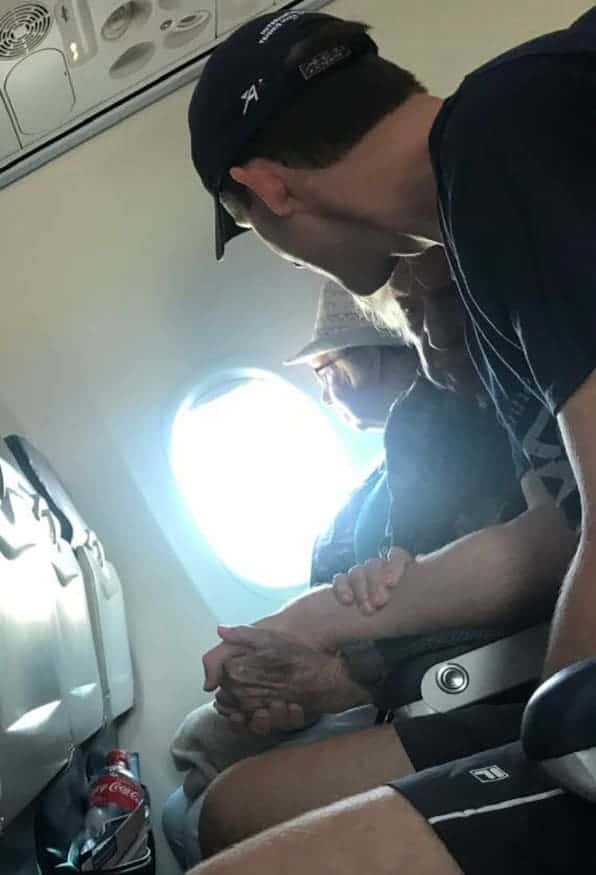 anziana di 96 anni preoccupata durante il volo aereo