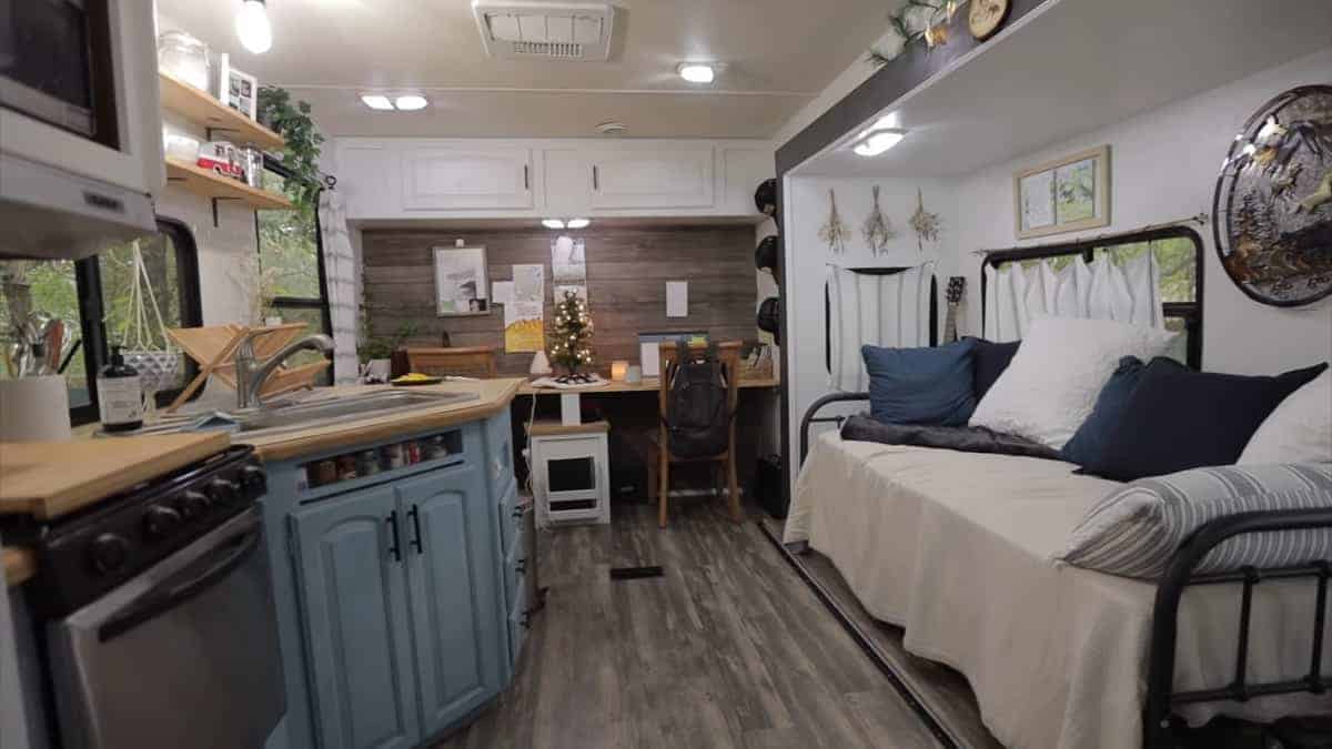 Due studenti universitari hanno trasformato nella loro casa dei sogni un camper.