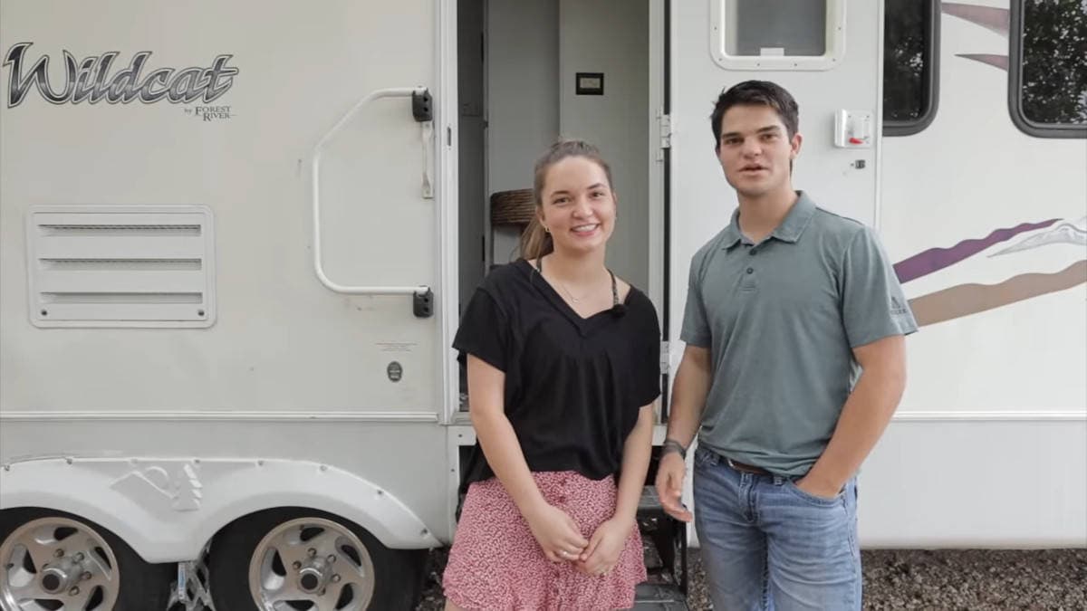 Due studenti universitari hanno trasformato nella loro casa dei sogni un camper.