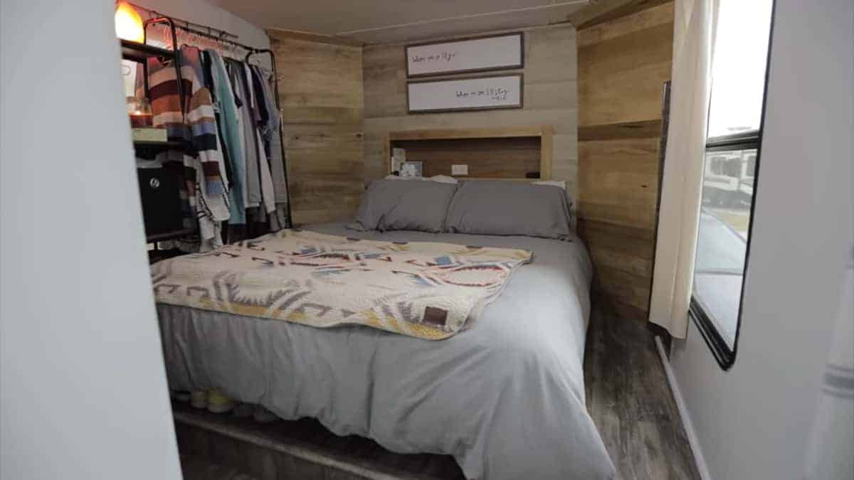 Due studenti universitari hanno trasformato nella loro casa dei sogni un camper.