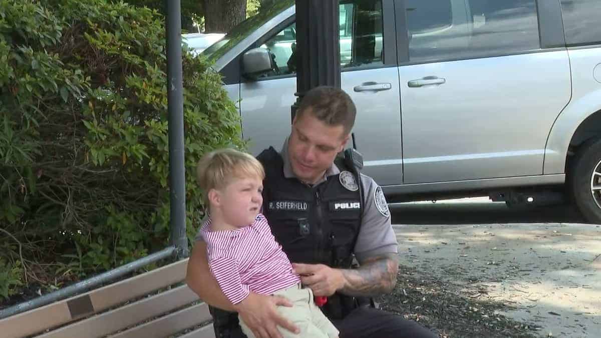 Bimbo senza braccia sogna di diventare un poliziotto