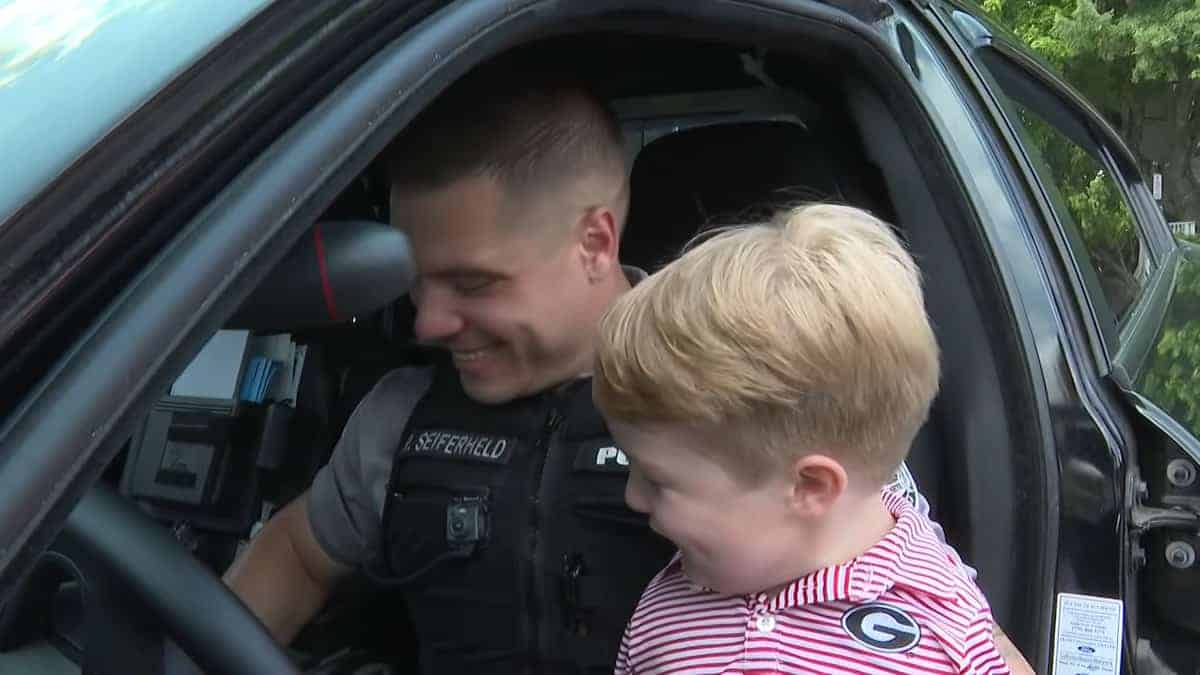 Bimbo senza braccia sogna di diventare un poliziotto