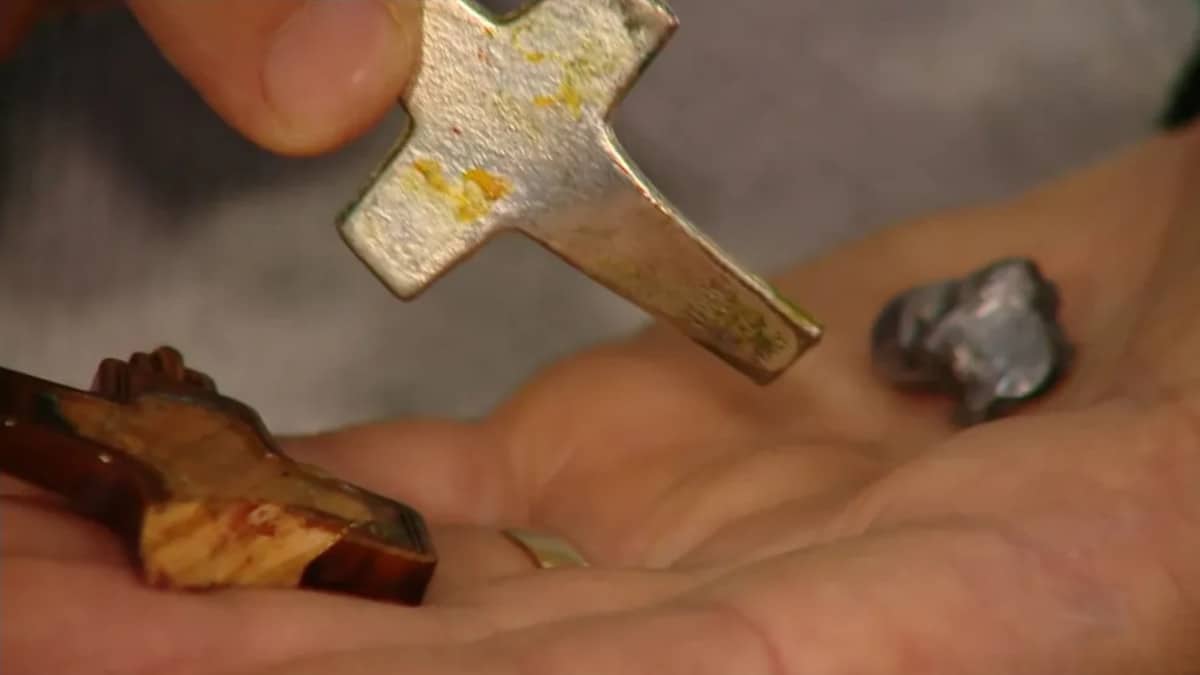 Il crocifisso protegge un sacerdote da un proiettile durante una rapina