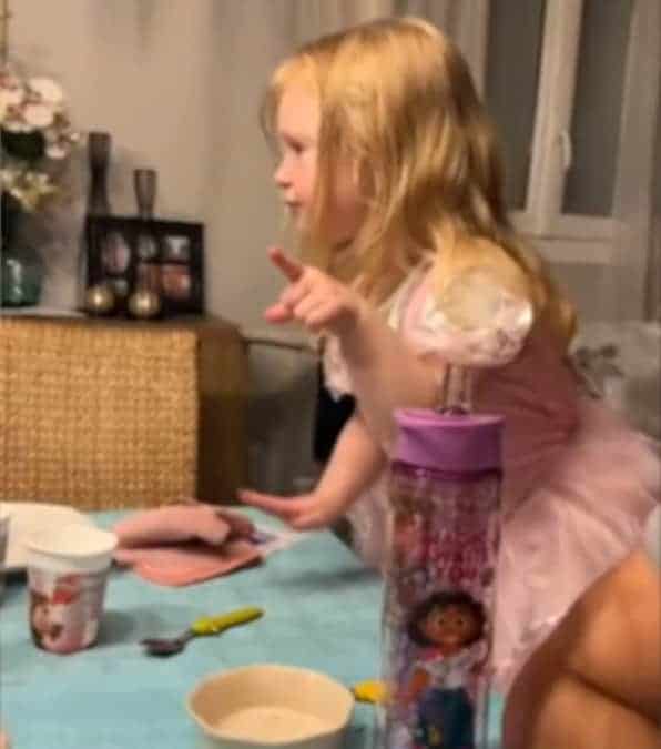 Una bambina rimprovera un adulto che si è comportato male.
