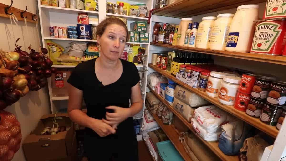 Una mamma fa il tour della sua dispenza, dai 1000 barattoli, col cibo di 1 anno.