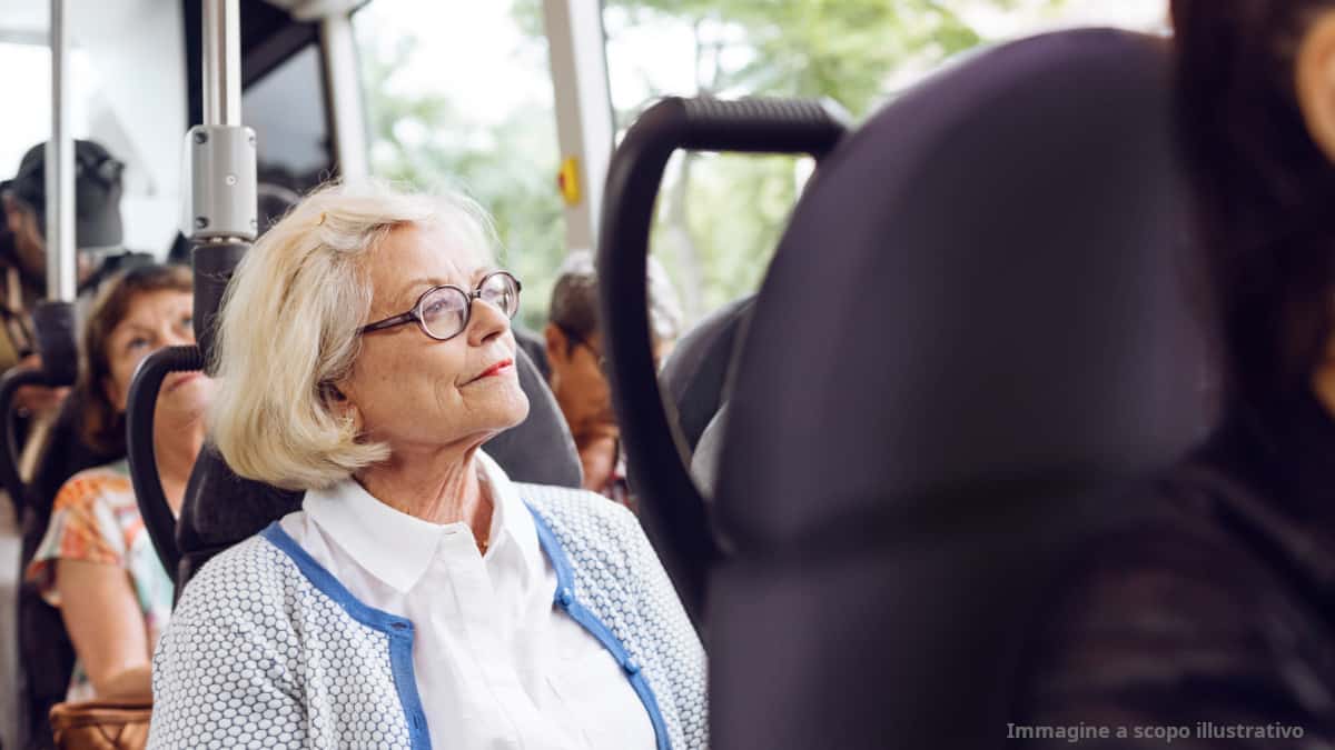 La storia commovente di un autista di autobus che ha fatto la differenza nella giornata di un'anziana signora