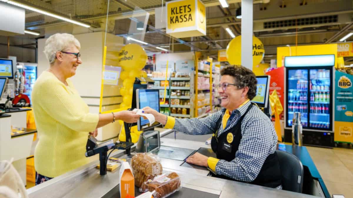 la catena di supermercati olandese Jumbo promuove la prima “cassa lenta”, la speciale cassa dove poter fare due chiacchiere