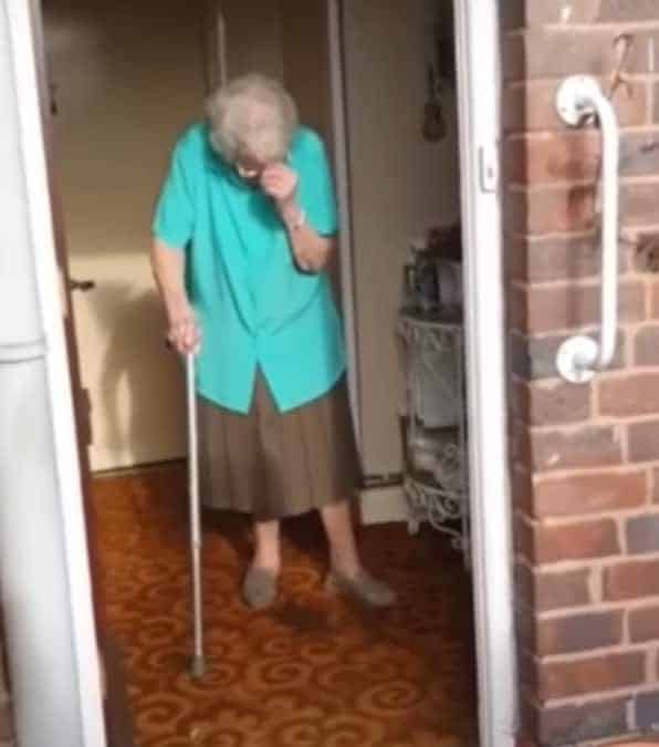 Netturbini sorprendono una centenaria, che vive da sola, con una festa speciale