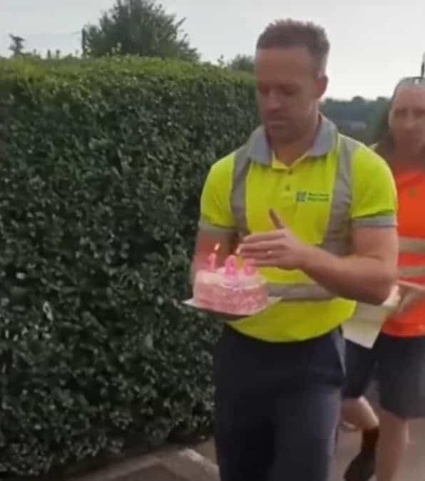 Netturbini sorprendono una centenaria, che vive da sola, con una festa speciale