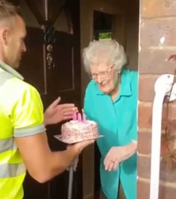Netturbini sorprendono una centenaria, che vive da sola, con una festa speciale