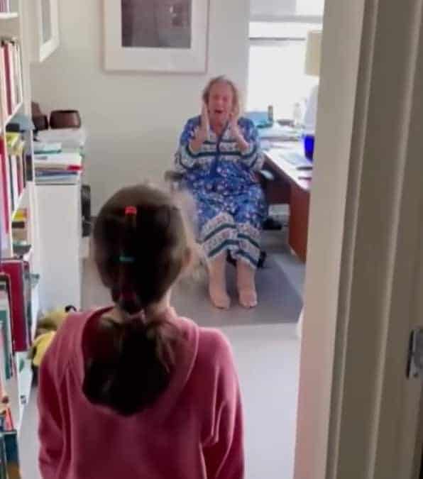 La nonna riceve una sorpresa indimenticabile per il suo 75° compleanno e riabbraccia la nipote.