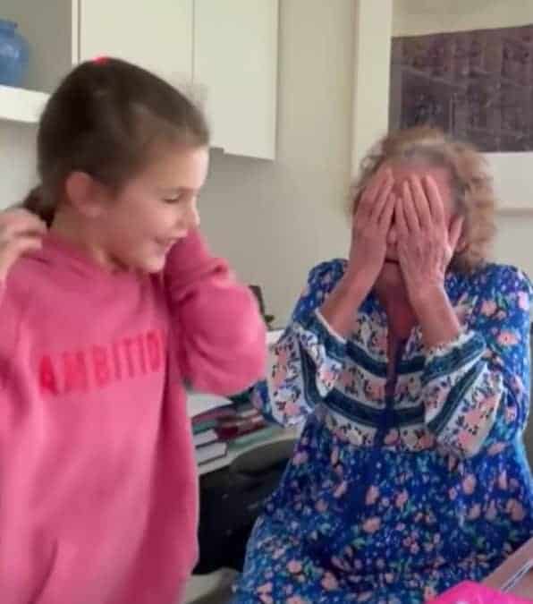 La nonna riceve una sorpresa indimenticabile per il suo 75° compleanno e riabbraccia la nipote.