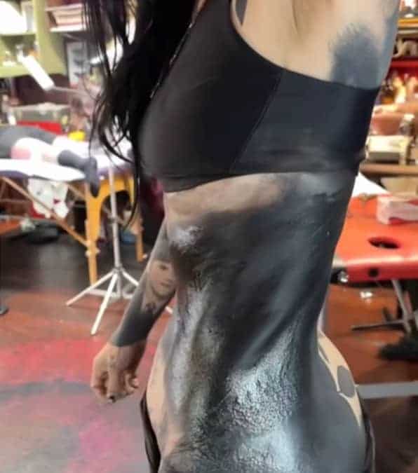 Kat Von D fa una scelta radicale per cancellare i suoi tatuaggi, li ricopre di nero.