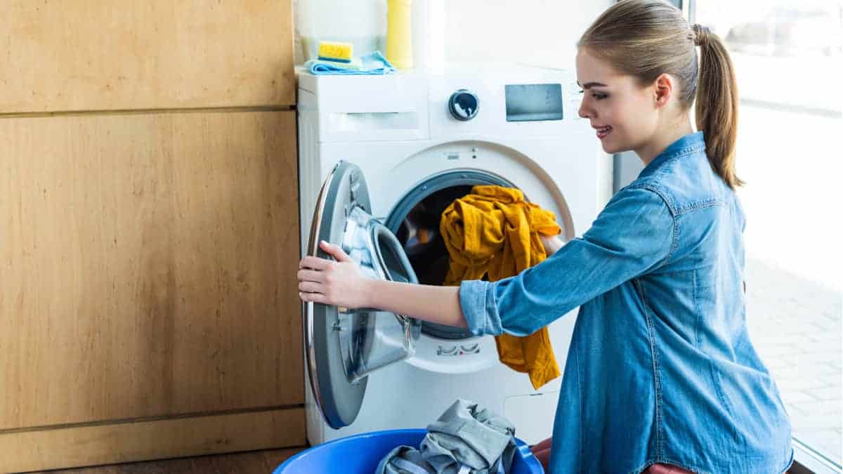 “No wash”: l’ultima tendenza della sostenibilità è non lavare i vestiti e i capelli