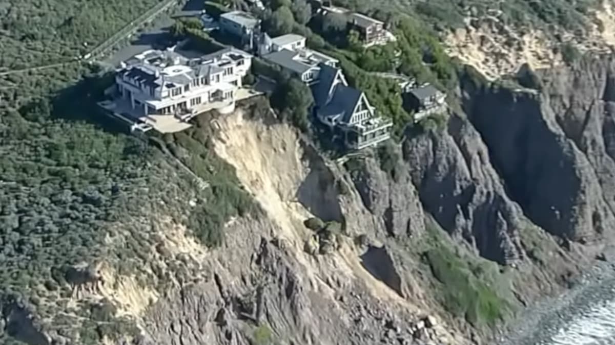 Tre ville californiane sulla scogliera del valore di milioni sono in pericolo immediato dopo una frana