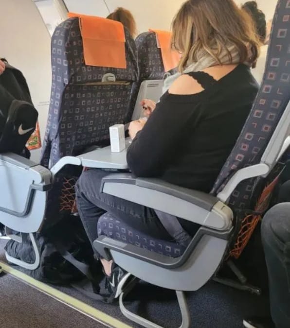 Una donna mette lo smalto in aereo e scatena l'ira degli altri passeggeri