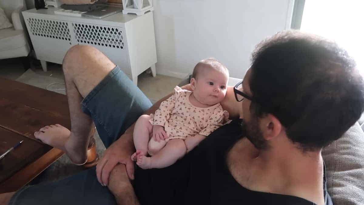 la conversazione di una bambina di 2 mesi con il suo papà