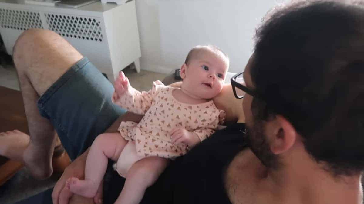 la conversazione di una bambina di 2 mesi con il suo papà