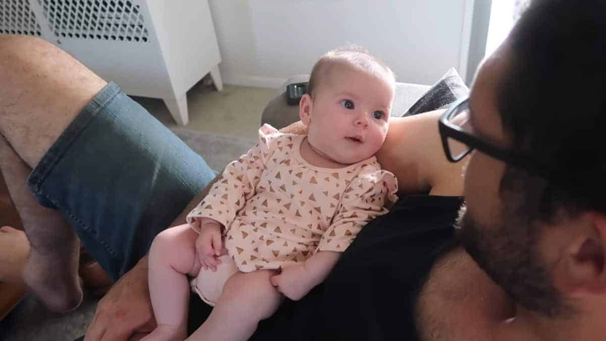 bambina di 2 mesi a una conversazione con il suo papà