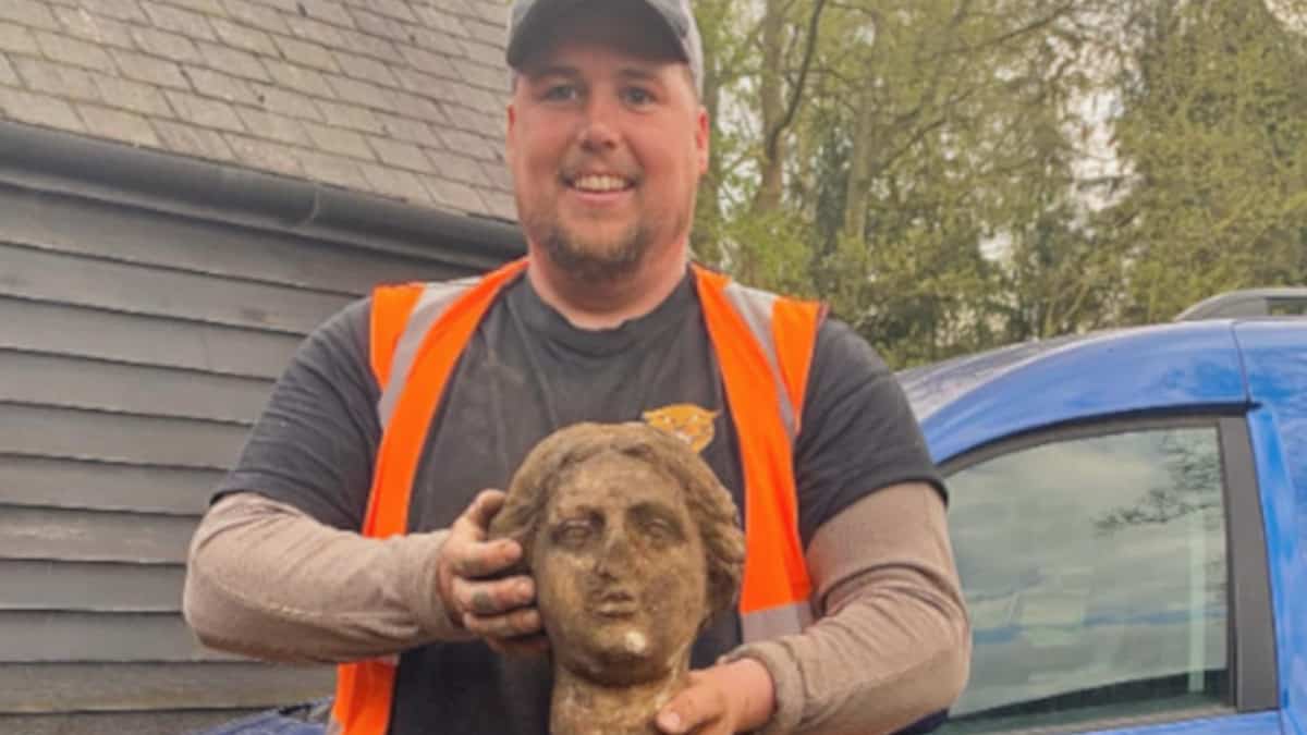 Statua Romana ritrovata nel terreno durante i lavori di costruzione di un parcheggio