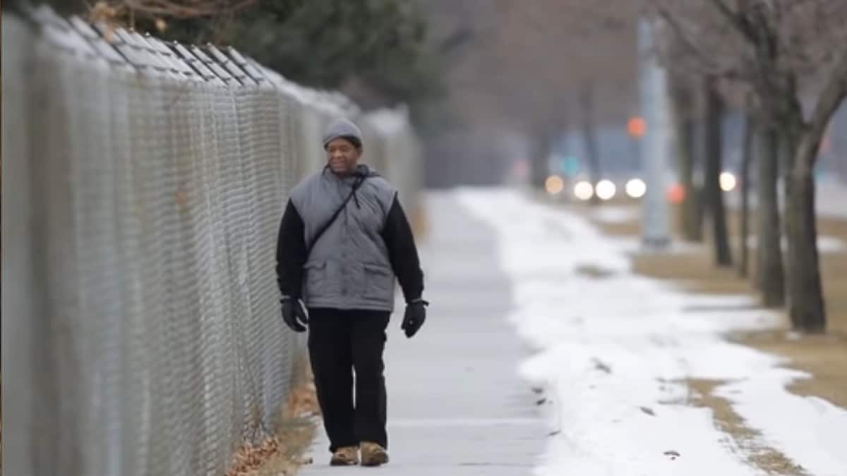 James Robertson percorre ogni giorno 21 miglia a piedi per andare a lavoro