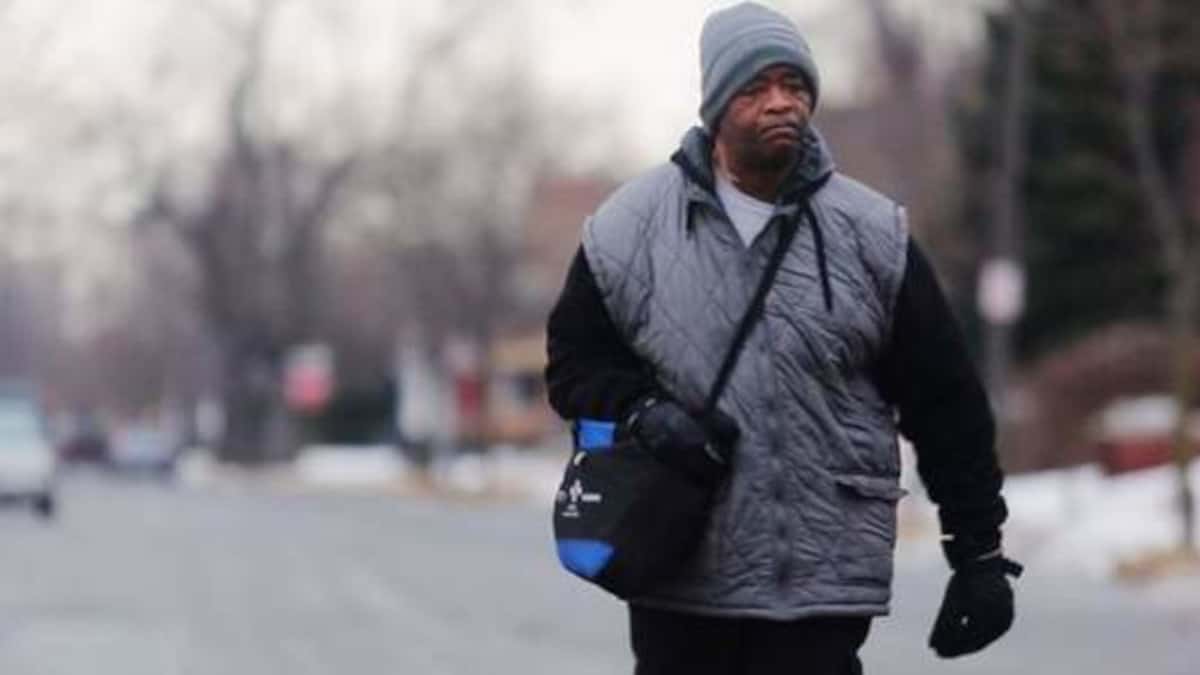 James Robertson percorre ogni giorno 21 miglia a piedi per andare a lavoro