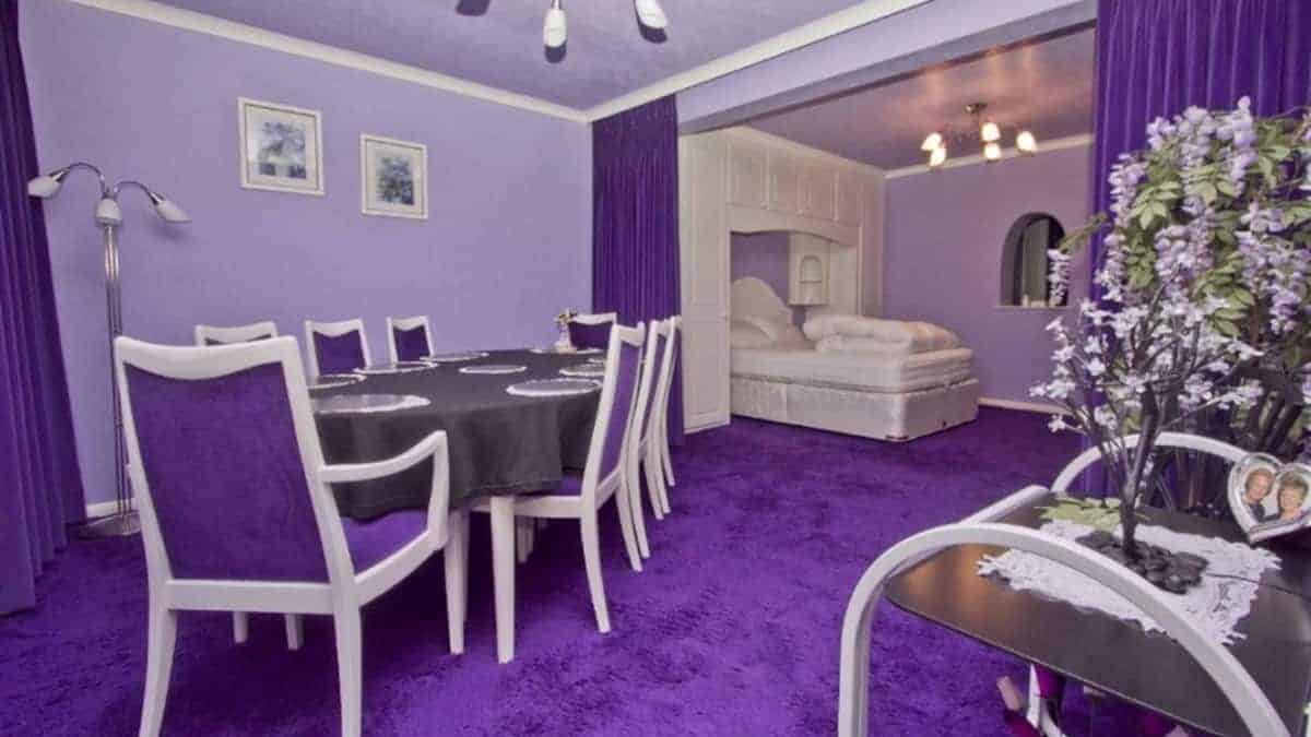 Una famiglia mette in vendita una casa ma nessuno vuole comprarla