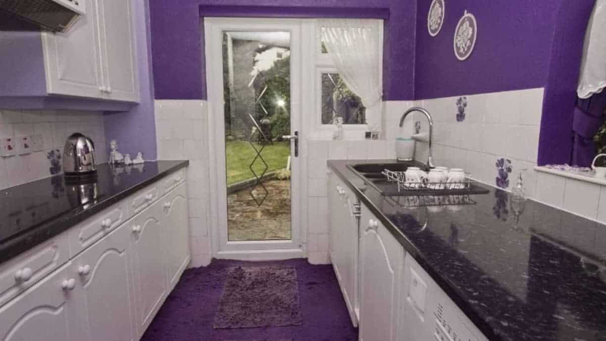 Una famiglia mette in vendita una casa ma nessuno vuole comprarla