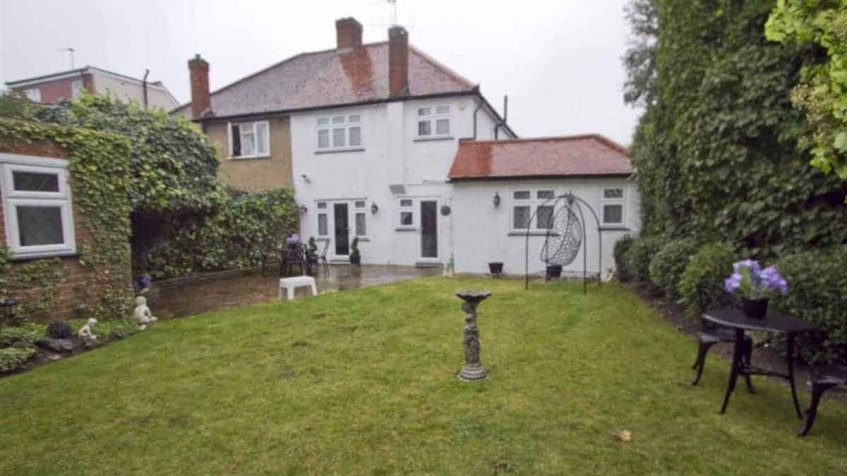 Una famiglia mette in vendita una casa ma nessuno vuole comprarla