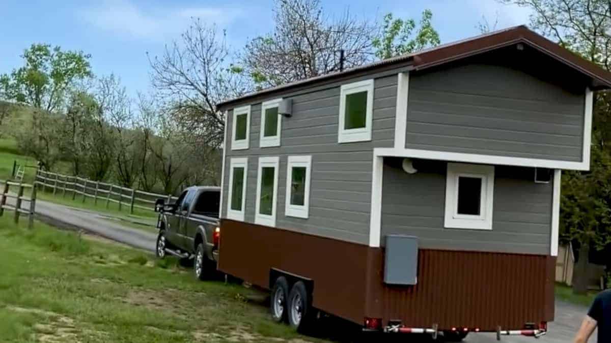 acquistano una minicasa e la parcheggiano nel loro giardino