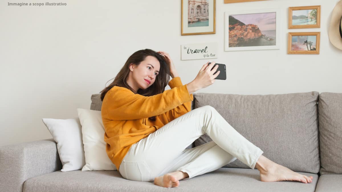 Il marito litiga con la moglie perché preferisce passare il tempo stando al telefono