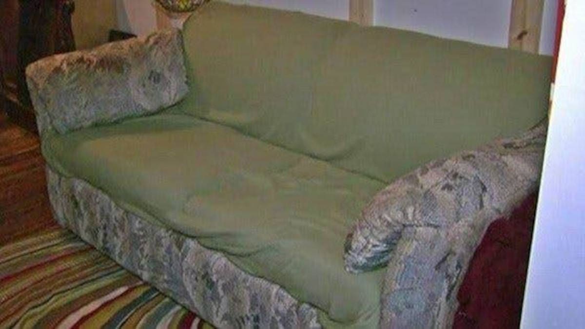 La sorprendente scoperta dentro un divano usato