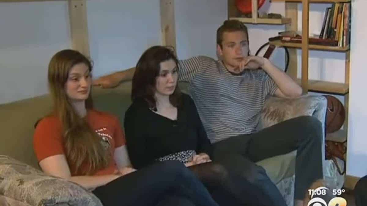 Studenti universitari trovano una fortuna nel divano usato che hanno acquistato